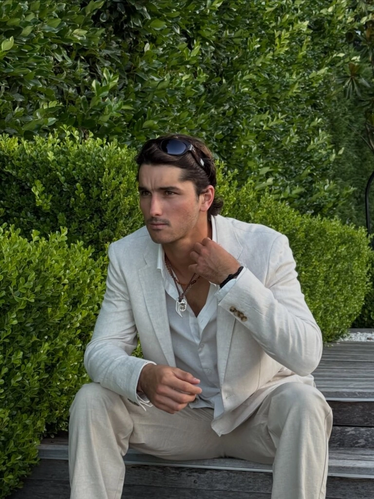 ADEMAS DE POLISTA, SANTIAGO ES MODELO. ALTA FACHA.