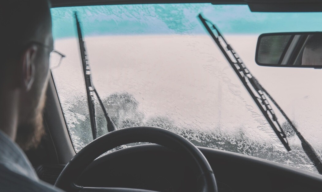 Truco viral: cómo hacer líquido limpiaparabrisas en casa y de forma fácil, para no comprarlo nunca más