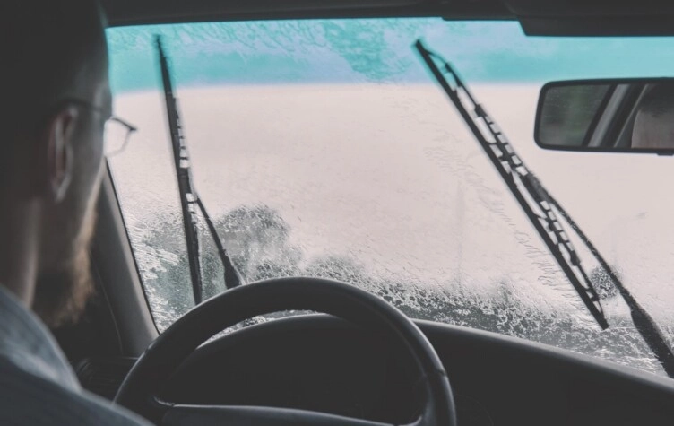 Truco viral: cómo hacer líquido limpiaparabrisas en casa y de forma fácil.