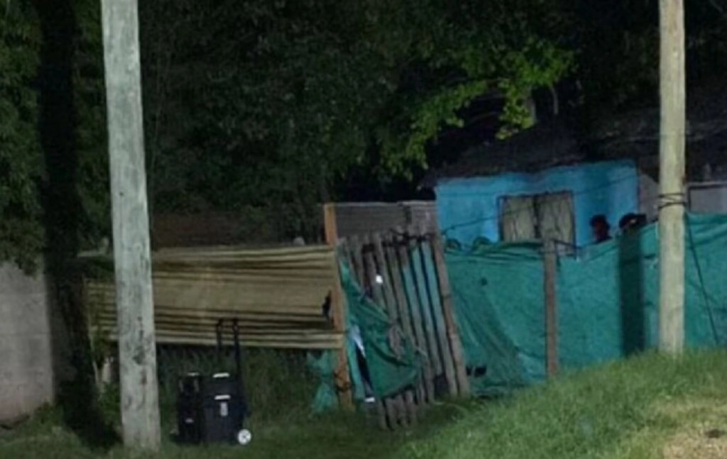 Un nene cavó en el patio de su casa hasta encontrar el cuerpo de su mamá. (Gentileza El Bonaerense)