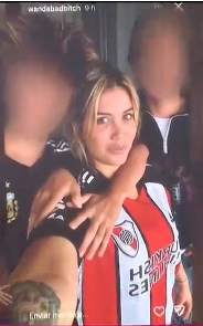 EN PRIMER PLANO EL TATUAJE DEL LEON, Y LA PUBLICIDAD DE LA LINEA AREA TURCA, LOS MENSAJES DE WANDA QUE ENOJARON A LA CHINA.