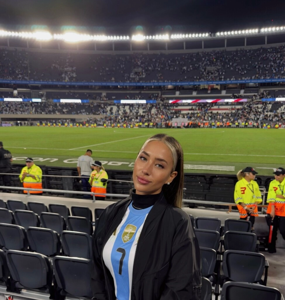 MONUMENTAL TAMARA: LA JOVEN, APODADA POR ESTA FOTO "LA CHICA NUMERO 7", VIO A LA SELECCION DESDE UNA POSICION INMEJORABLE.