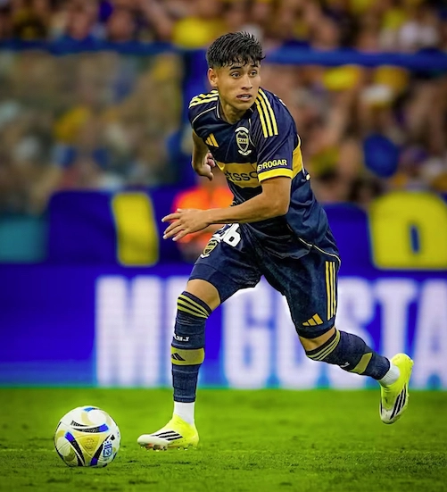 TOMAS ARANDA TAMBIEN APARECIO ESTE AÑO Y RAPIDAMENTE SE VOLVIO TITULAR Y LA MAXIMA ESPERANZA DE BOCA PARA GANAR LA "SEPTIMA" LIBERTADORES. NO LO PIDEN PARA EL MUNDIAL COMO A BELTRAN, PERO ALGUNOS SE ILUSIONAN. SCALONI LO INCLUYO EN LA PRELISTA...Y QUIEN TE DICE...