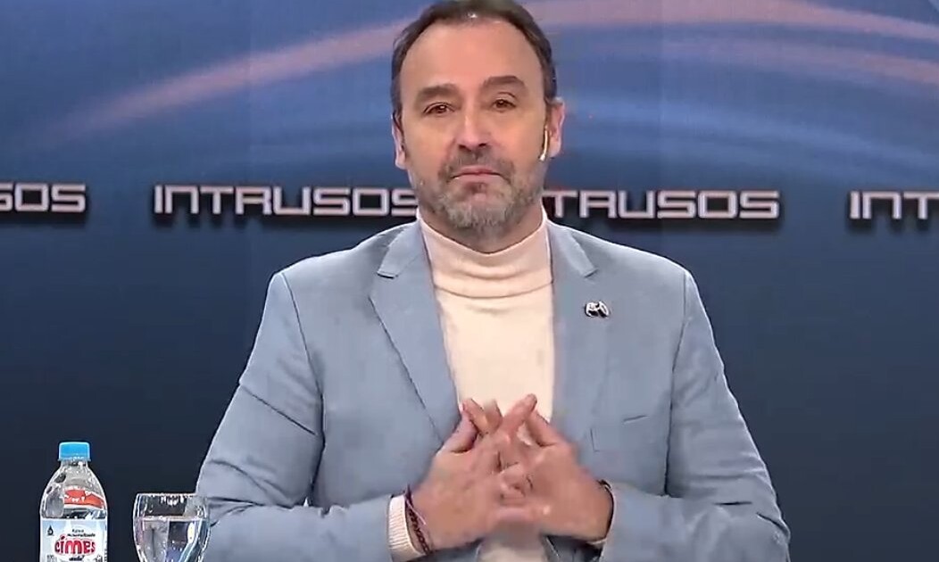 Al borde del llanto, Adrián Pallares dio un durísimo anuncio en Intrusos: “Están luchando por salvarle la vida”