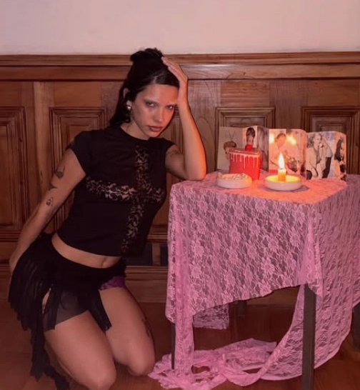 MORENA JUNTO AL ALTAR QUE LE DEDICO A EVITA PARA PROMOCIONAR SU LINEA DE ROPA. 