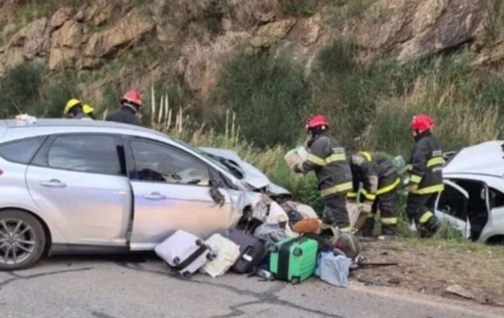 Así quedó el Ford Focus tras chocar de frente contra el Citröen (aparece atrás) en el que viajaba Talía Mansilla. (Foto: 0223)