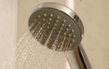 El hábito en la ducha que parece inofensivo, pero puede afectarte más de lo que creés