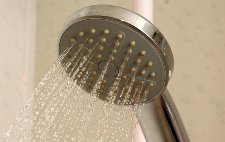 El hábito en la ducha que parece inofensivo, pero puede afectarte más de lo que creés