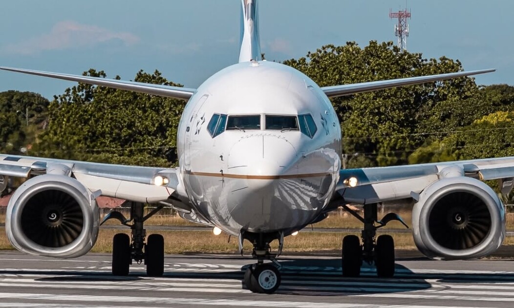 Los detuvieron por tener sexo en el avión de vuelta a Rosario: él está casado, ella es divorciada y acababan de conocerse