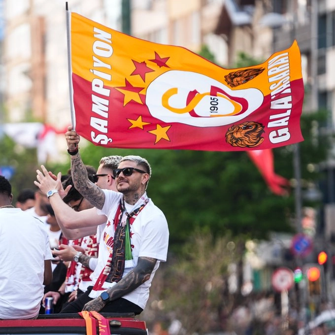 ICARDI FLAMEANDO LA BANDERA DEL GALATASARAY