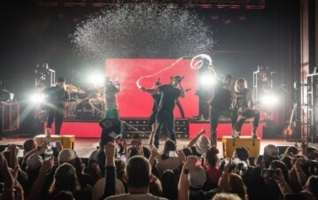 La banda de Chase Matthew, en escena (Instagram)