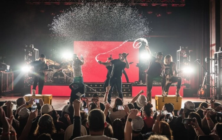 La banda de Chase Matthew, en escena (Instagram)