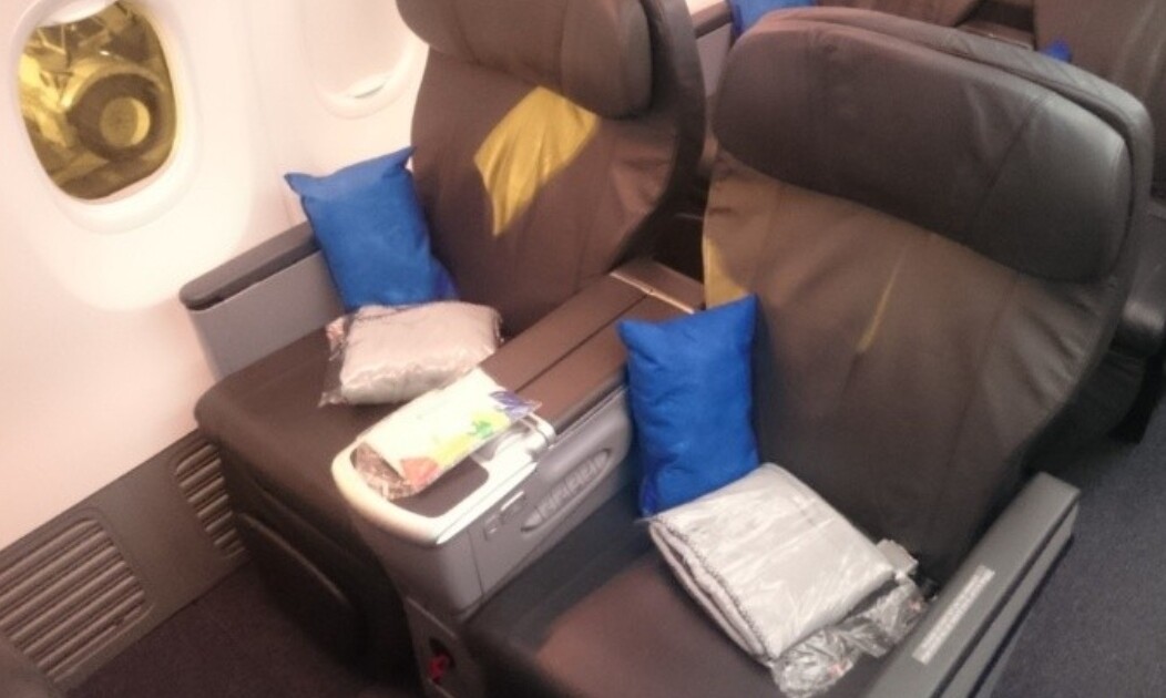 Una testigo contó qué pasó en el vuelo del escándalo sexual: cómo se taparon los amantes y qué hizo la esposa de él al verlo