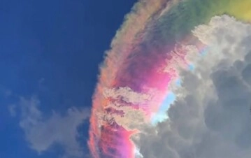 Parece IA, pero es muy real: el fenómeno que tiñe las nubes de colores y asombra al mundo