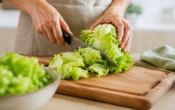 Pocos lo tienen en cuenta: por qué no conviene cortar la lechuga con cuchillo