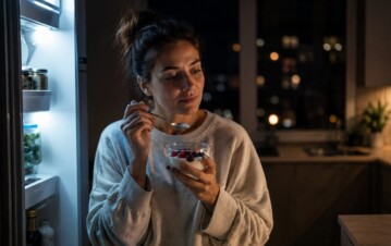 Por qué te dan más ganas de comer algo dulce o salado justo antes de irte a dormir