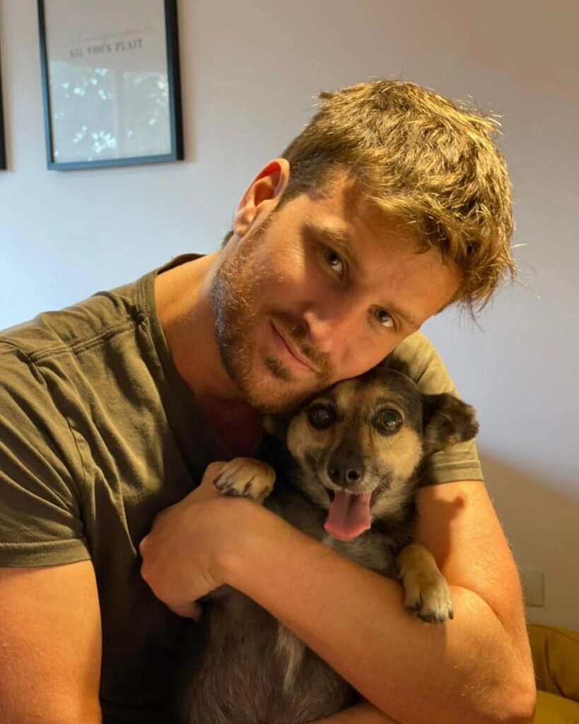 "AWWWWW, QUE TIERNO COMO ABRAZA AL PERRO, YO TAMBIEN QUIERO" DIJERON MUCHACHAS Y MUCHACHOS AL MISMO TIEMPO.