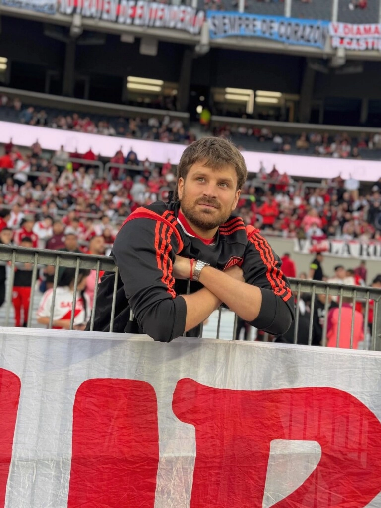 PINTA MONUMENTAL: JUAN CRUZ EN LA CANCHA DE RIVER.