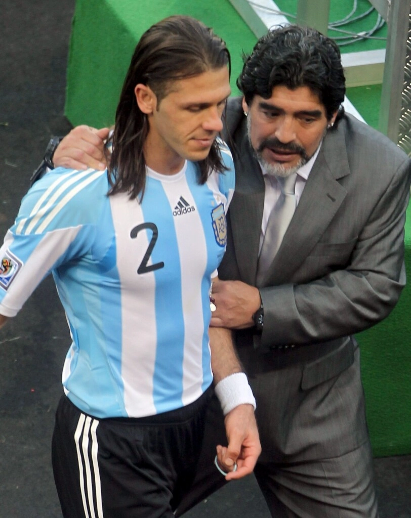MARADONA TENIA PLENA CONFIANZA EN DEMICHELIS, PERO LO NOTABA RARO. LE CONTARON QUE ESTABA SEPARADO DE EVA Y QUE ESO LO PREOCUPABA, Y EL DIEGO NO SABIA CÓMO LEVANTARLE EL ANIMO