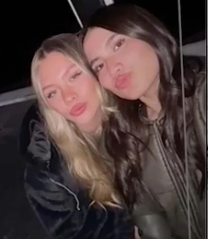 AL LADO DE UNA MOROCHA, EKATERINA PARECE MAS DORADA TODAVIA.