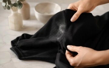 El truco casero para sacar manchas de desodorante de la ropa oscura sin arruinar la tela