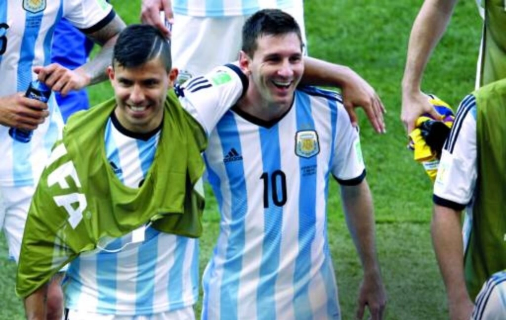 EL KUN Y MESSI DESPUES DE UN TRIUNFO. ARGENTINA LLEGO A LA FINAL DE BRASIL 2014 Y LA PERDIO CON ALEMANIA.