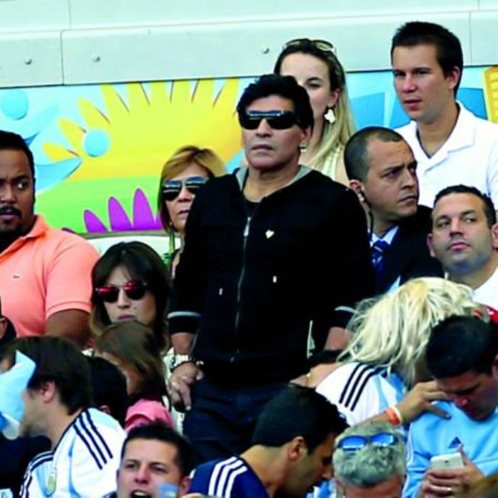 EL DIEGO Y GIANINNA EN LA CANCHA DURANTE EL MUNDIAL 2014. SI BIEN NO QUISO METERSE EN CUESTIONES DE PAREJA, EL PELUSA SALTO POR SU HIJA Y TRATO AL KUN DE "COBARDE".