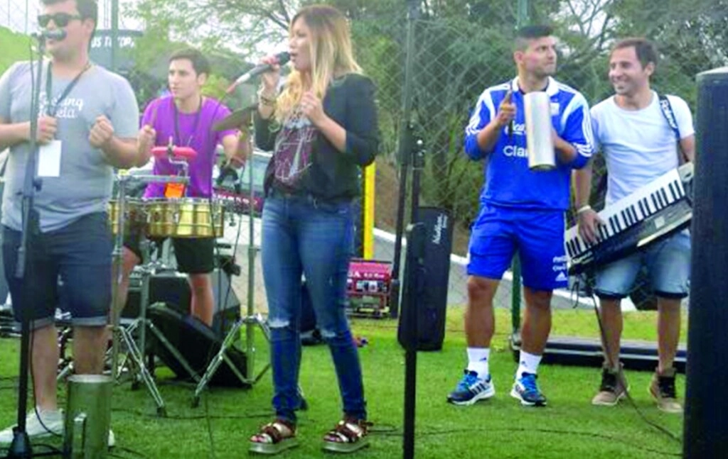 DESAFINADOS: KARINA LA PRINCESITA Y EL KUN ERAN PAREJA EN ESE MUNDIAL. GIANNINA MARADONA SE SINTIO TRAICIONADA POR LOS DOS.