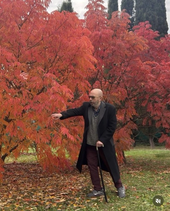 LA ULTIMA FOTO DEL INDIO, A HORAS DE MORIR, YENDO DE DERECHA A IZQUIERDA Y SEÑALANDO ESA PARTE DE SU JARDIN