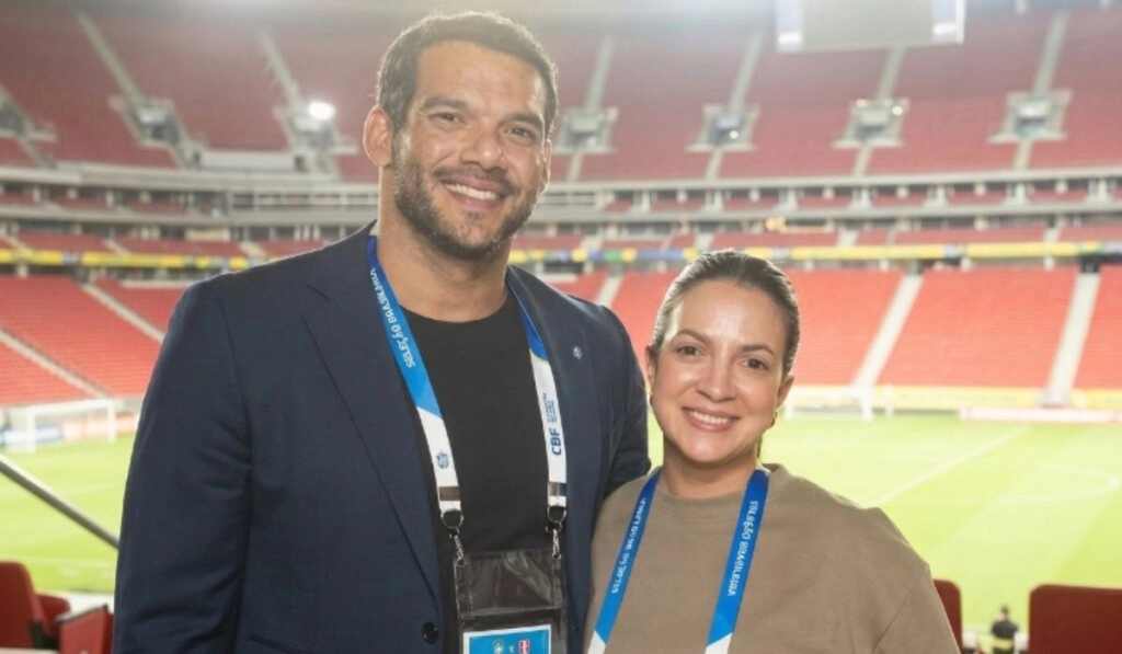 ACA CON LA ESPOSA ANTES DE SER DESCUBIERTO CON "LA OTRA".