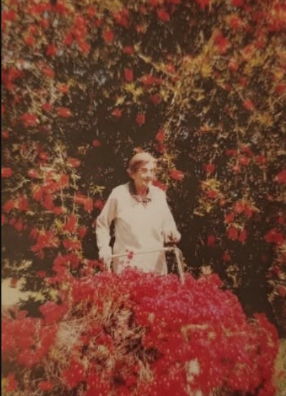 LA MAMA DEL INDIO, TAMBIÉN POCO ANTES DE SU MUERTE, CAMINA HACIA EL OTRO LADO.