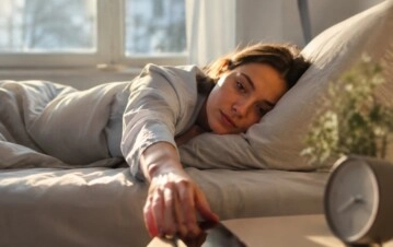 Parece inofensivo, pero este hábito al despertar podría hacer que te sientas más cansado