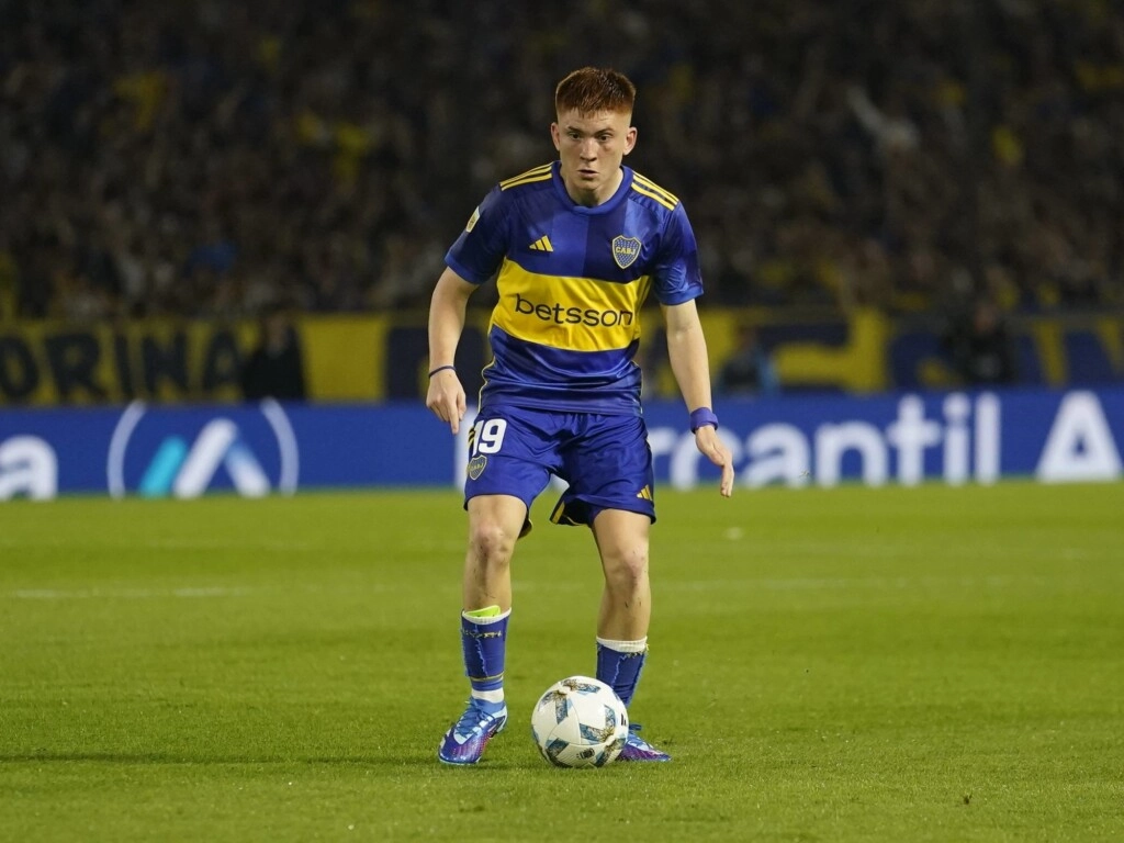 EL COLO CUANDO JUGABA EN BOCA. DESPUES SE FUE A INGLATERRA, A ESPAÑA Y A FRANCIA. DICEN QUE VA A JUGAR EN EL PODEROSISIMO CHELSEA DE LA PREMIER LEAGUE.