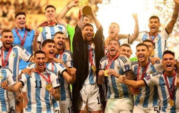 Fue campeón del mundo en Qatar, dejó a la mujer por la amante y ahora se quedó solo porque ella anda con un un famoso de la tele