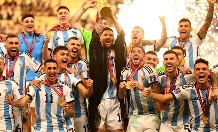 Fue campeón del mundo en Qatar, dejó a la mujer por la amante y ahora se quedó solo porque ella anda con un un famoso de la tele