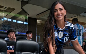¡Rezos, cábalas y amor! Así alentó Antonela Roccuzzo a Messi en un partido que arrancó a pura revancha tras días de preocupación por su papá