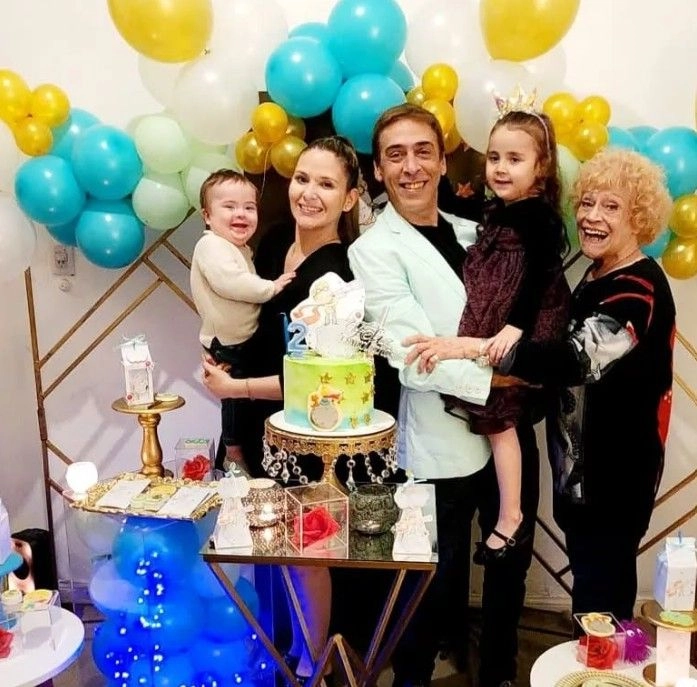 FUGAZOT CON SU HIJO RENE, SU NUERA BELEN GIMENEZ Y SUS NIETAS.