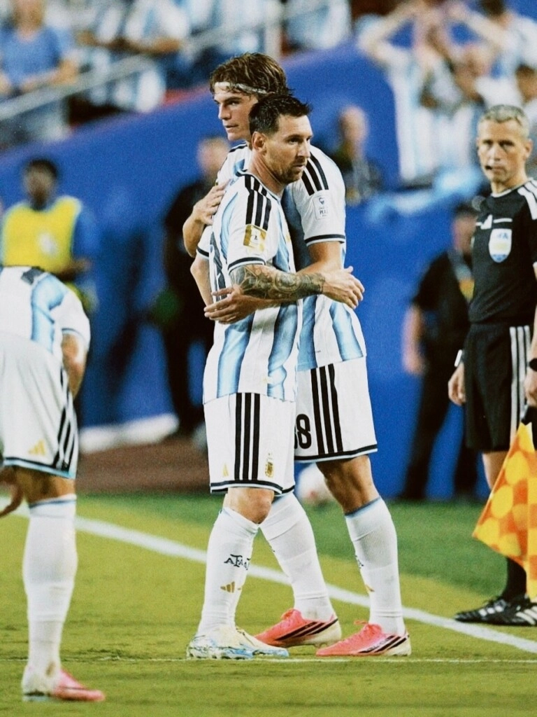NICO PAZ DEBUTO EN EL MUNDIAL INGRESANDO NADA MAS Y NADA MENOS  QUE POR LIO MESSI.