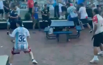 BATALLA CAMPAL ENTRE HINCHAS DE HURACAN Y SAN LORENZO EN LA PREVIA DE ARGENTINA-INGLATERRA