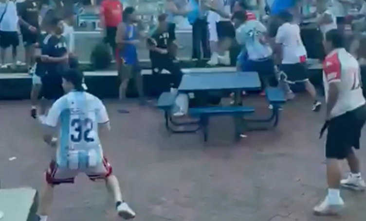 BATALLA CAMPAL ENTRE HINCHAS DE HURACAN Y SAN LORENZO EN LA PREVIA DE ARGENTINA-INGLATERRA
