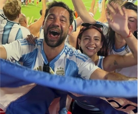 CACHETE SIERRA CON MAR COSCA FESTEJANDO JUNTOS ARGENTINA 3-SUIZA 1. LA GENTE CREE QUE HAY ALGO MAS.