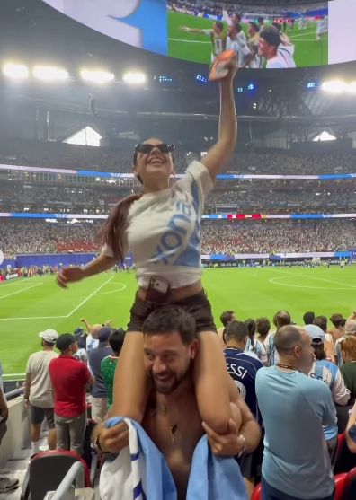 MAR COSCA CELEBRANDO LA VICTORIA CONTRA EGIPTO SUBIDA A COCOYO DE CACHETE SIERRA. ESTA BIEN, LOS LLEVO EL MISMO SPONSOR, SE CONOCEN, LA ALEGRÍA, EL DESCONTROL, PEEEROOOOO... LA GENTE VIO ESTO Y HABLO, SE HIZO PREGUNTAS Y SUPUSO.