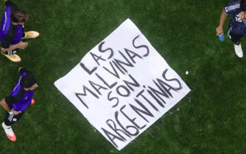 Cómo le llegó a los jugadores de la Scaloneta la bandera de "Las Malvinas son Argentinas": la emotiva historia de quién la hizo para que llore todo Inglaterra