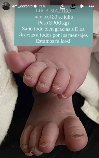 CON ESTA FOTO PRESENTO CORONITI A SU BEBE. LLAMO LA ATENCION QUE LO HICIERA SEIS DIAS DESPUES DEL ALUMBRAMIENTO.