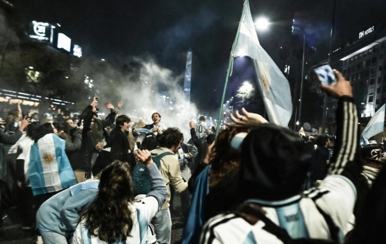 El domingo a la noche la gente salió a las calles a celebrar. (AFA Selección / Instagram)