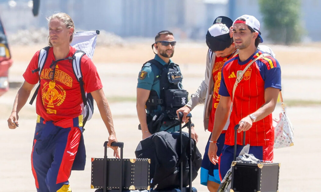 Las fotos de dos jugadores de España a los besos, los abrazos y chapoteando en una isla que causaron revuelo