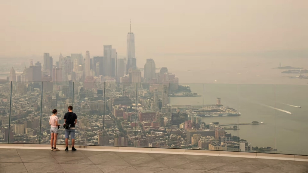 DESDE LEJOS NO SE VE: TODA LA GRAN MANZANA CUBIERTA POR EL HUMO QUE VIENE DE CANADA