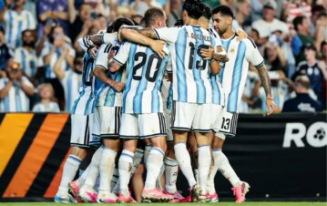 Juega de titular contra Inglaterra, es clave para Argentina y le estalló un escándalo amoroso: "Lo que hizo fue una traición, todo el país está con ella"