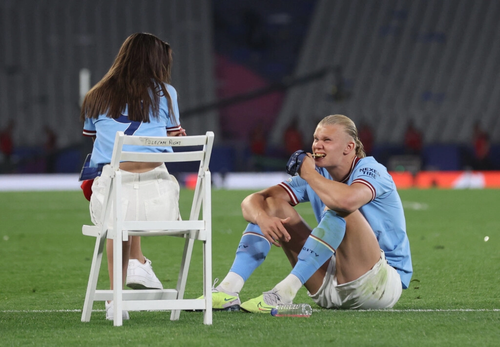UNA IMAGEN QUE SE VOLVIO MUY POPULAR EN LAS REDES: EN UN FESTEJO DEL CITY, HAALAND LE CONSIGUIO UNA SILLA A ISABEL Y EL SE SENTO EN EL CESPED. VIKINGO... Y CABALLERO.
