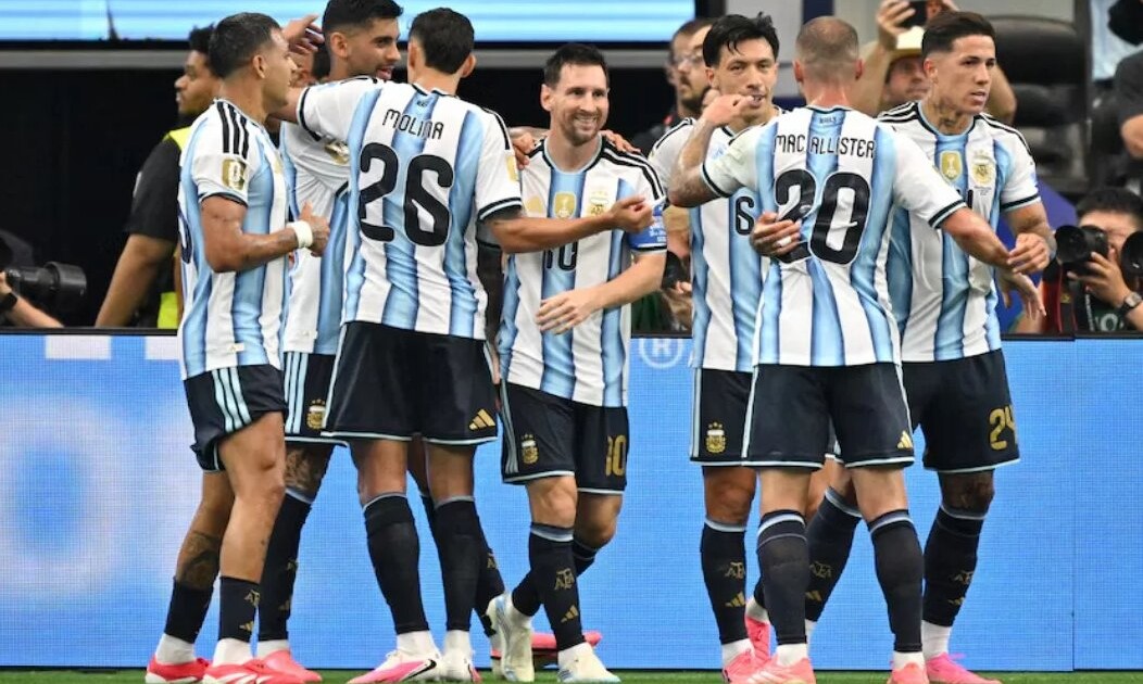 El futbolista que salvó su vida gracias a Lionel Messi y hoy brilla con la Selección Argentina en el Mundial